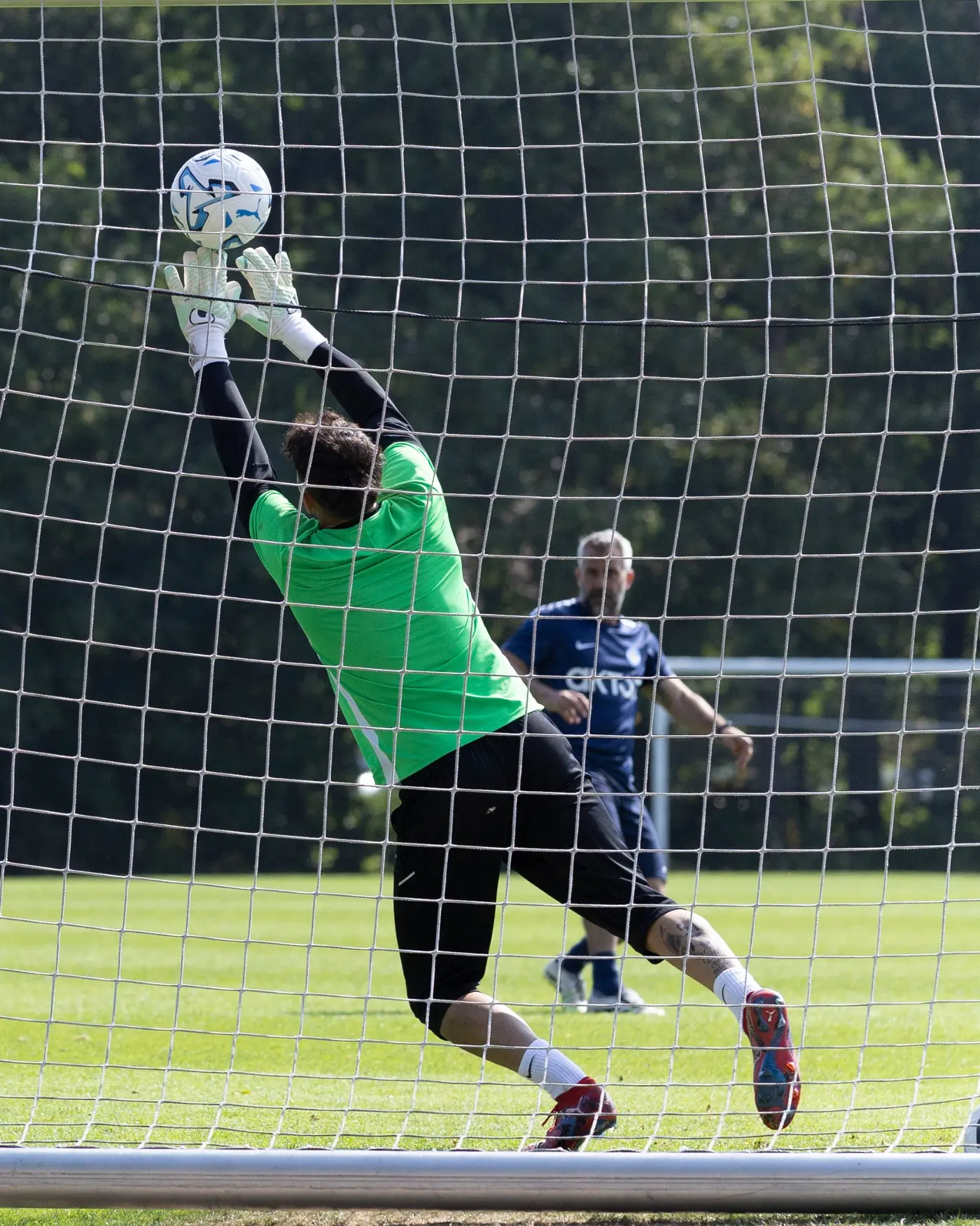 Goalkeeper high-ball training with Panagiotis Pomonis observing